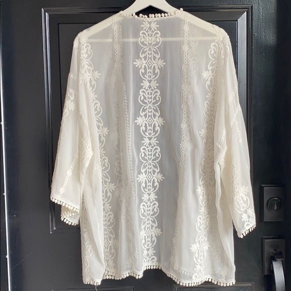 *SOLD* Embroidered kimono - Picture 5 of 7